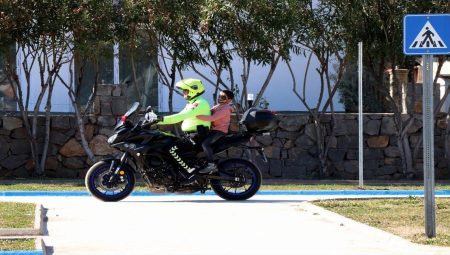 Fethiye’de depremzede çocuklar polis motosikletiyle gezdi