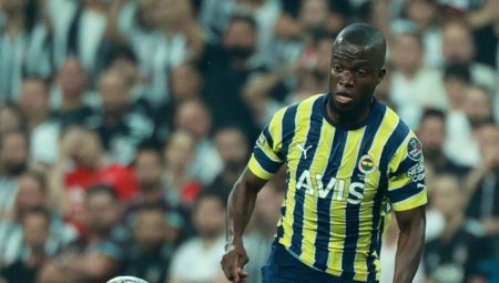 Valencia’nın menajeri: Fenerbahçe ile yeni mukavele imzalamayı umuyoruz