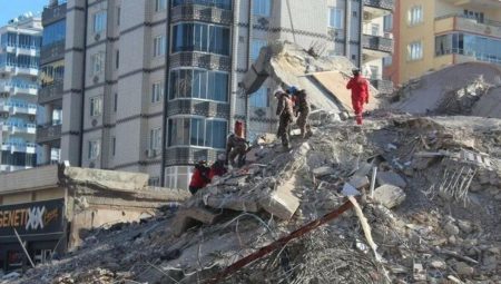 11 KATLI BİNA YERLE BİR OLMUŞTU! Gaziantep’teki Emre Apartmanı’nın sarsıntıda yıkılış anı ortaya çıktı